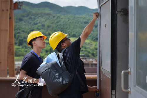 浙江宁波 验船师高温下 秀技